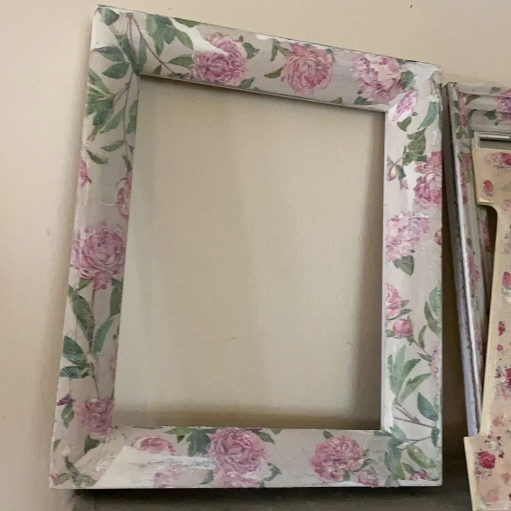 Vintage inspired 2 pink wooden floral frames 🖼 & wooden floral “A”